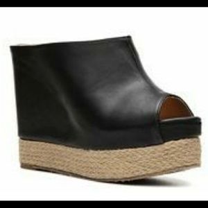 Chinese Laundry Keep going in black